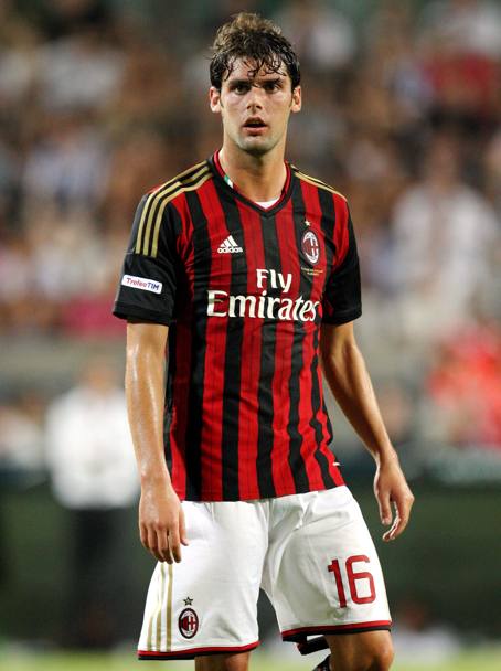 Il centrocampista Andrea Poli, a met tra il Milan e la Sampdoria